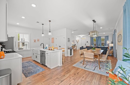 Charleston House | NEW Home | Close to DT & Beaches | 4 BR, 10 Guests
