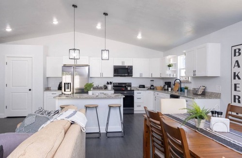 High Springs House | New Home- Sleeps 8 -Near Gainesville & Springs
