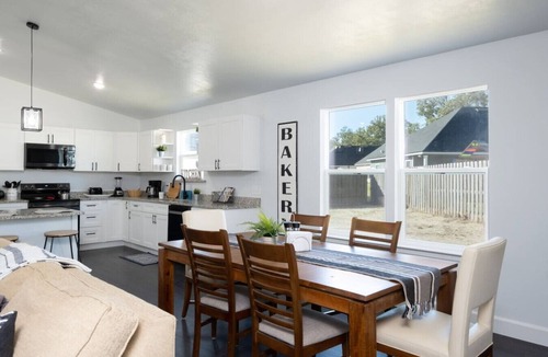 High Springs House | New Home- Sleeps 8 -Near Gainesville & Springs