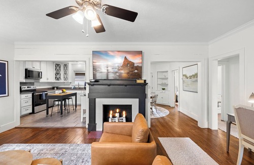 Brenham House | NEW! King Beds, Walk Downtown-Magnolia Cottage-