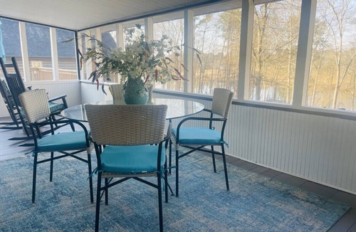 Inman House | NEW! LAKE BOWEN ESCAPE - FRESH DECOR - PRIVATE DOCK