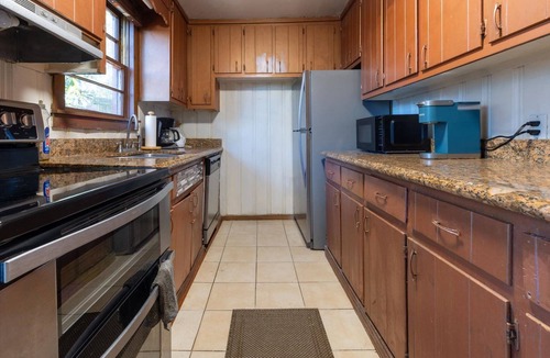 Snellville House | New Listing! Lake Views - Rustic Cabin Experience in Snellville - Community Pool and Lake Access