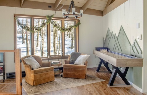 Beech Mountain Ski Chalet | NEW Listing! Stunning Sunset Views, 1 Mile to Resort + Fire Pit 1 King+1 Queen