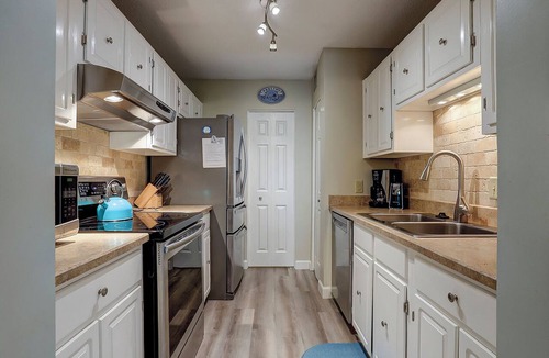 Harbour Town Condo | New Listing Wonderful Luxury updated 1 BR Harbourtown Beach Gear & Bike Rentals