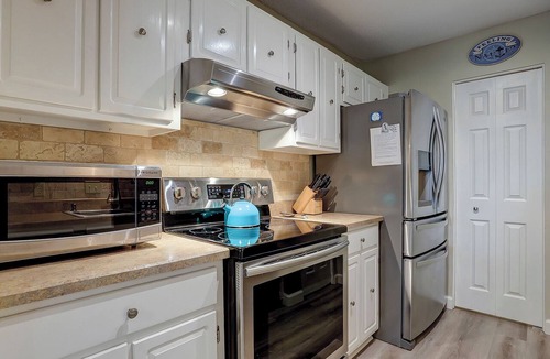 Harbour Town Condo | New Listing Wonderful Luxury updated 1 BR Harbourtown Beach Gear & Bike Rentals