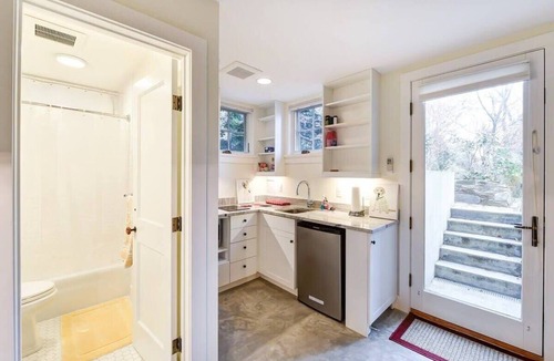 Cleveland Park Apartment | New Luxe Studio Cleveland Park near Zoo