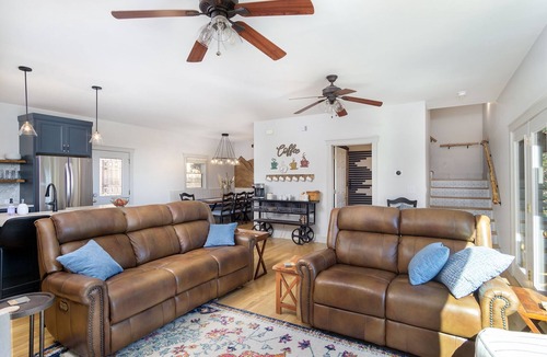 Old Fort Cabin | New Luxury 4 bedroom Mountain View Home w/hot tub!