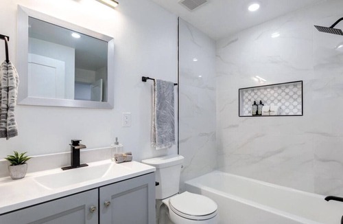 Kingman Park Bed & Breakfast | New Luxury Unit in Capitol Hill | Close to Trolley