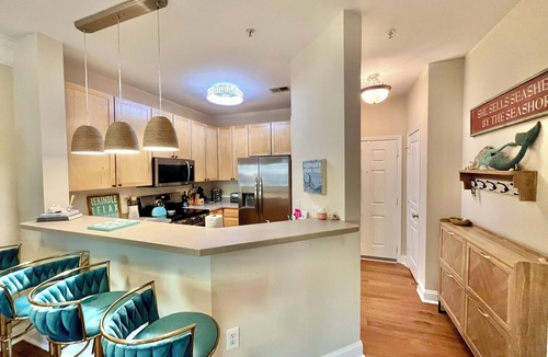 Mount Pleasant Resort | New! Mermaid Haven, spacious beach zen vibe, screened porch, bar, pool & beach!
