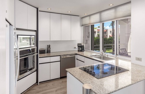 Wailea Condo | New! Palms 702 - Romantic Retreat - Split AC in Bedroom - Open-Air Living Area