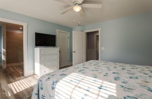 North Forest Beach House | New Private Luxury Home 7 BR 6 BA 2 HB pool-WATERFALL / spa 4 min walk to beach.