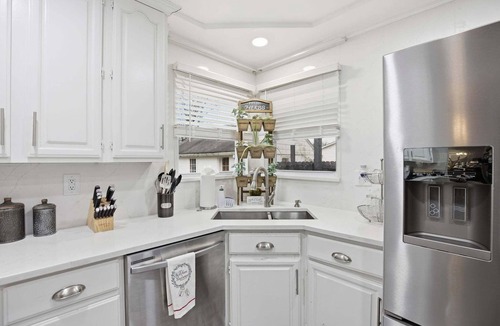 Severn Cottage | NEW! Private Luxury Spa Hot Tub Retreat with Ping Pong