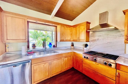 Kahaluu Bay House | New renovated Across street from Magic Sand Beach Ocean view private pool/SPA/AC