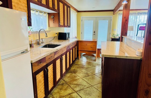 Kahaluu Bay House | New renovated Across street from Magic Sand Beach Ocean view private pool/SPA/AC