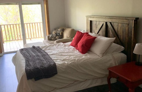 Lansing House | New River mountain cabin with reduced cleaning fee