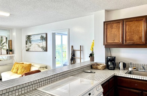 Hilo Condo | NEW! Serene end-unit condo with VIEWS - lagoons, gardens, ocean