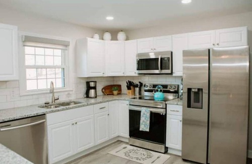 Winston - Salem House | NEW! Serene Getaway ~ Near Hanes Mall and WFU. Fire Pit, Games & Ping-Pong.