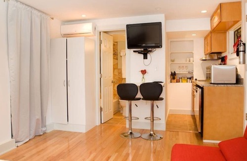 Mount Pleasant Apartment | New studio/carriage house w/parking