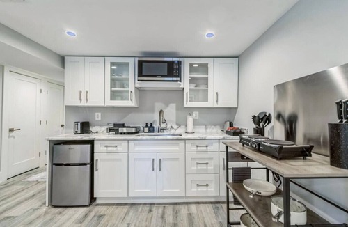 Brightwood Park Condo | NEW Stylish Suite near Manor Park