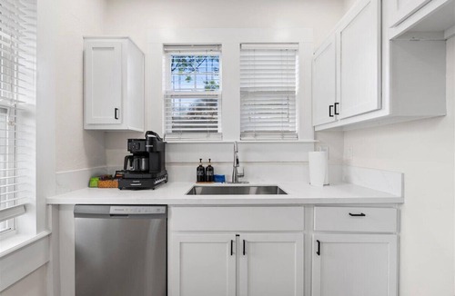 Southbank House | NEW! The River Palm-Downtown San Marco/JAX -Spa-Firepit- Pet Friendly