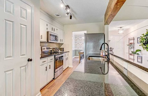 Pooler House | NEW TO VRBO SPECIAL! 4 Bedroom Home- 6 mi to Airport, 11 mi to Downtown