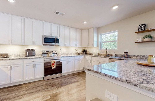 Anderson House | Newly built house with private putting green, fenced in yard + dog friendly