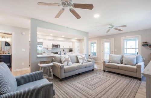 Southern Shores House | Newly Listing Renovated bungalow steps from water