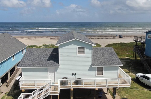 Freeport House | ☀️ Newly Remodeled Gulf-Front Sanctuary - Private Beach Path 🌴 High Tide House
