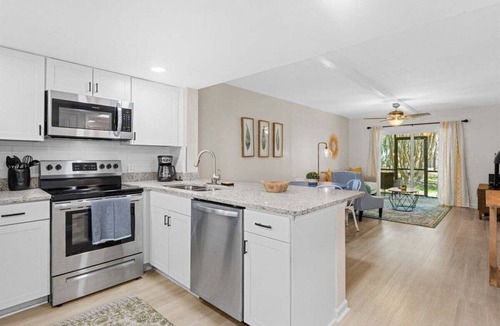 Savannah Condo | Newly Renovated 2bd/2ba Condo *Pool* 30+ Day Stays
