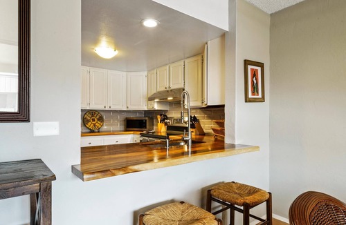 Kahaluu-Keauhou Condo | Newly Renovated Condo at White Sands Village #221, Steps From Magic Sands Beach!
