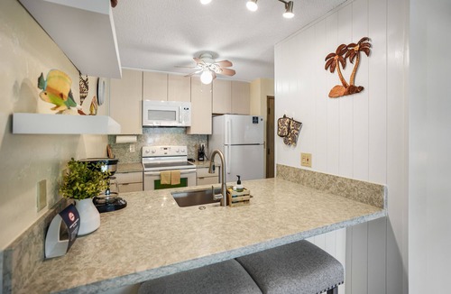 Wailua Apartment | Newly Renovated condo with pool and hot tub - short distance from the beach