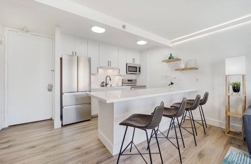Waikiki Condo | Newly renovated, Free Parking, One block to Waikiki Beach