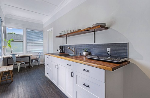 Wailuku Cottage | Newly Renovated Modern Cottage: Walk into Historic Wailuku Town!