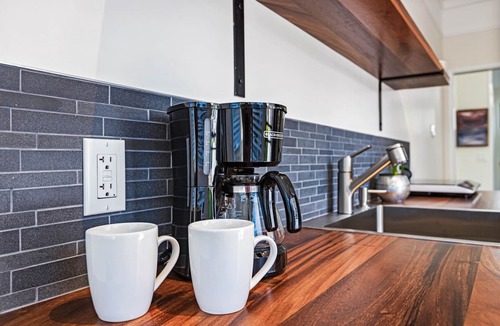 Wailuku Cottage | Newly Renovated Modern Cottage: Walk into Historic Wailuku Town!