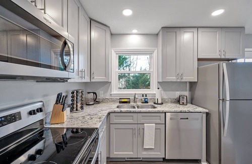 Apex House | Newly Renovated, Steps to Downtown, 2 King Beds