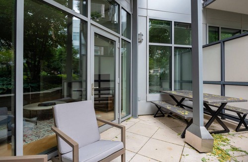 McLean Apartment | Nice Tysons Corner 1BR w/Gym & Pool, nr Galleria Mall, by Blueground