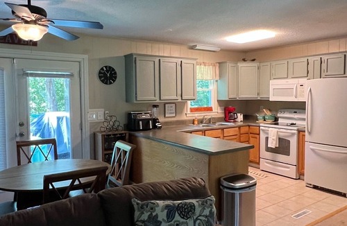 Utica House | Nicely appointed 3 bedroom house located in Seneca SC near Clemson University.