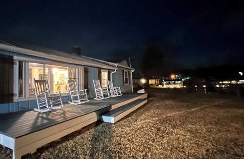 Jackson House | No wake zone, flat lot, dock, fire pit, 5 beds, sleeps up to 8