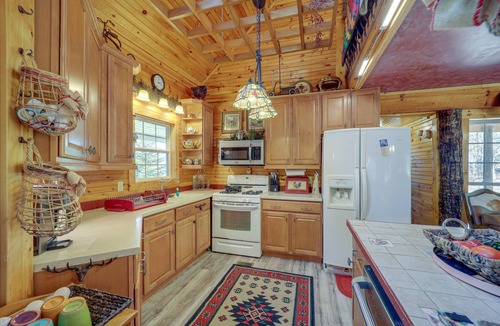 Micaville Cabin | North Carolina Getaway w/Patio! 26 Mi to Slopes