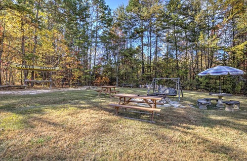 Helen House | NVM Shenandoah Peace - Pet Friendly Room at the Nacoochee Valley Motel