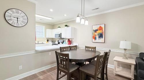 Central Myrtle Beach Apartment | Oasis Stay at Myrtlewood Pet Friendly 2BR Retreat