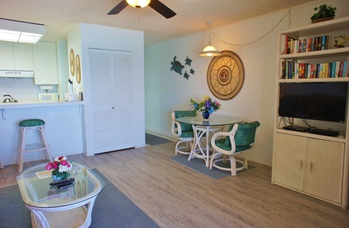 Historic Kailua Village Condo | 🏖️Ocean Front | AC | Concierge Included | Walk to Kona Town!