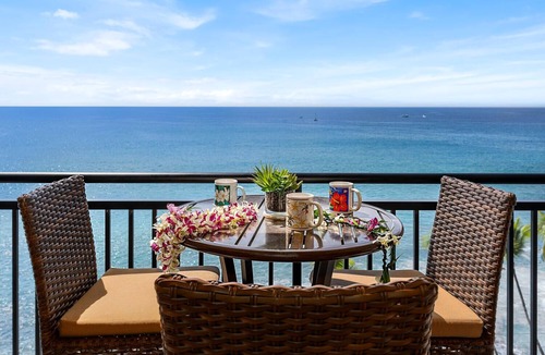 Historic Kailua Village Condo | 🏖️Ocean Front | AC | Fantastic Location - Walk To Kona Town