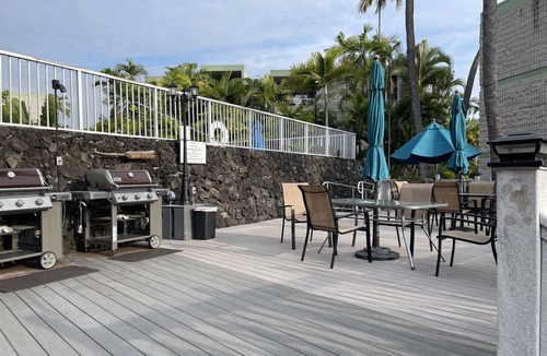 Kailua-Kona Condo | Ocean front property! Cozy, 2nd floor condo, serene garden view