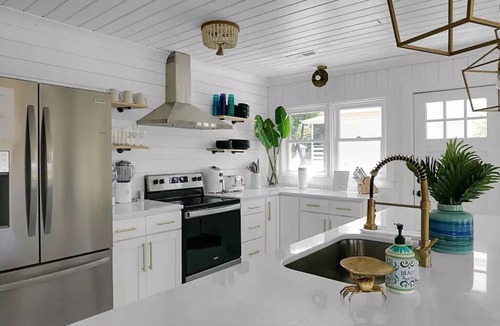 Edisto Island Cottage | Ocean's Eleven Edisto - Cozy Cottage 1 block from the beach!