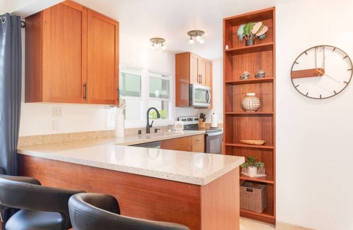 Kailua-Kona Condo | Ocean Sunsets and Waking Up to the Sounds of Waves