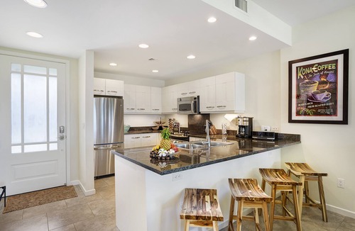 Kahaluu Bay House | 🏖️Ocean View | AC & WIFI | Walk to Beach & Shopping!