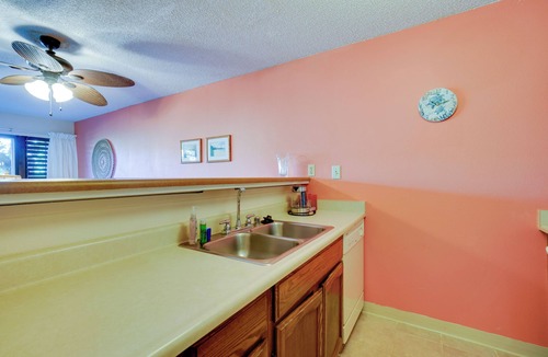 Maunaloa Condo | Ocean-View Condo w/Pool in Maunaloa!