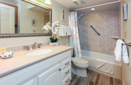 Waikiki Apartment | Ocean View Escape, Steps to Beach & Free Parking!