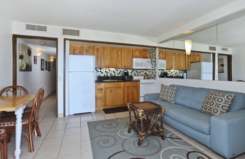 Waikiki Condo | Ocean View in Heart of Waikiki! AC, Wi-Fi, Full Kitchen, 5-min walk to beach!